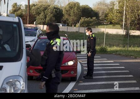 Barcelona, Spanien. Apr. 2020. Polizeibeamte kontrollieren den Verkehr an einem der Kontrollpunkte außerhalb Barcelonas.mit der Ankunft von Ostern hat sich die Polizeikontrolle erhöht, um zu verhindern, dass Menschen in Zweitwohnungen gehen. In den letzten Tagen haben die Behörden einen Anstieg des Wasser- und Energieverbrauchs in den ländlichen Gebieten angeprangert. Credit: SOPA Images Limited/Alamy Live News Stockfoto