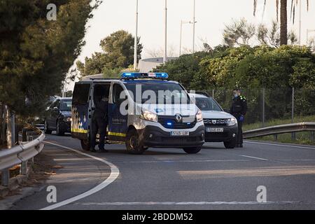 Barcelona, Spanien. April 2020. Ein Polizist, der während der Coronavirus-Krise an einem der Kontrollpunkte außerhalb Barcelonas zu sehen war.mit der Ankunft von Ostern hat sich die Polizeikontrolle erhöht, um zu verhindern, dass Menschen in Zweitwohnungen gehen. In den letzten Tagen haben die Behörden einen Anstieg des Wasser- und Energieverbrauchs in den ländlichen Gebieten angeprangert. Credit: SOPA Images Limited/Alamy Live News Stockfoto