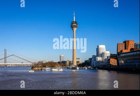 07.02.2020, Düsseldorf, Nordrhein-Westfalen, Deutschland - die Skyline von Düsseldorf mit dem Rheinturm und den Gebäuden Gehry im Medienhafen Stockfoto