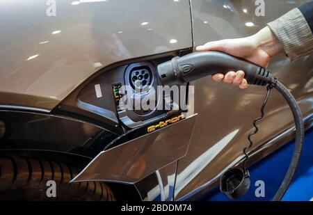 11.02.2020, Essen, Nordrhein-Westfalen, Deutschland - Audi e-tron Elektro-SUV wird aufgeladen, Stand auf der E-World Energy & Water Messe. 00X200 Stockfoto