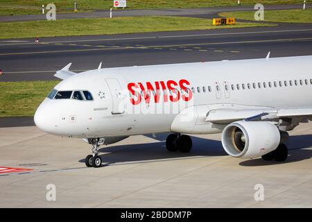 11.02.2020, Düsseldorf, Nordrhein-Westfalen, Deutschland - der Schweizer Airbus A320-214 wartet auf den Abflug am internationalen Flughafen Düsseldorf Stockfoto