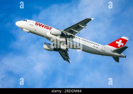 11.02.2020, Düsseldorf, Nordrhein-Westfalen, Deutschland - das Flugzeug des Schweizer Airbus A320-214 nimmt am internationalen Flughafen Düsseldorf, HB-JLR, an. 00X2002 Stockfoto