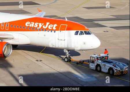 11.02.2020, Düsseldorf, Nordrhein-Westfalen, Deutschland - easyJet, Airbus A320-214 Flugzeuge warten auf Abflug am internationalen Flughafen Düsseldorf Stockfoto