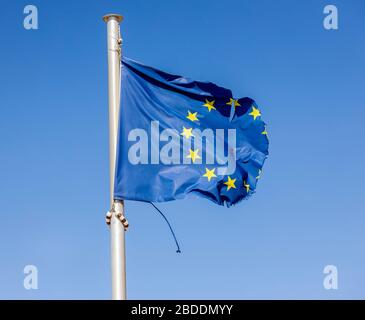 13.03.2020, , Deutschland - zerrissene europäische Flagge flattert auf dem Fahnenmast im Wind, symbolisches Bild von Europa in der Krise. 00X200224D007CAROEX.JPG [MODELL Stockfoto