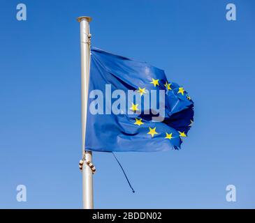 13.03.2020, , Deutschland - zerrissene europäische Flagge flattert im Wind am Fahnenmast, symbolisches Bild von Europa in der Krise. 00X200224D006CAROEX.JPG [MODELL Stockfoto