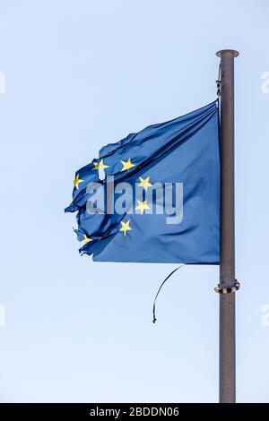 13.03.2020, , Deutschland - zerflatterte europäische Flagge im Wind am Fahnenmast, symbolisches Bild Europas in der Krise. 00X200224D001CAROEX.JPG [MODUS Stockfoto