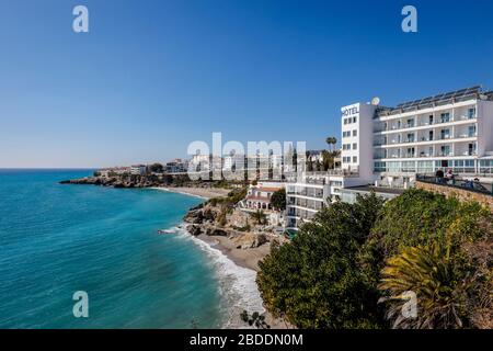 24.02.2020, Nerja, Málaga, Spanien - Blick vom Balcon de Europa zum Stadtstrand Playa Caletilla im Ferienort Nerja am Mittelmeer Stockfoto