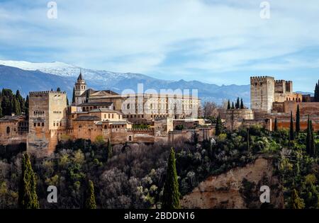 25.02.2020, Granada, , Spanien - Alhambra, Schloss Alhambra der maurischen Stadt, Nasrid-Paläste, Palast von Karl V., schneebedeckte Sierra Nevada. 00X200225D123C Stockfoto