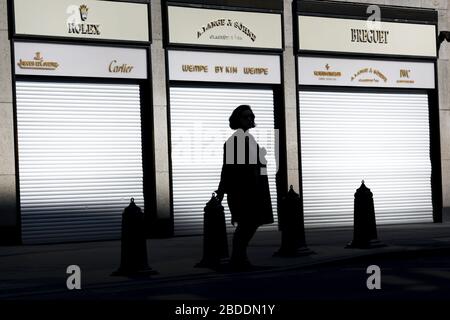 Düsseldorf, Deutschland. April 2020. Ein geschlossenes Uhren- und Juweliergeschäft an der Königsallee in Düsseldorf. Um das Coronavirus einzudämmen, bleiben die meisten Geschäfte in NRW geschlossen. Kredit: Martin Gerten / dpa / Alamy Live News Stockfoto