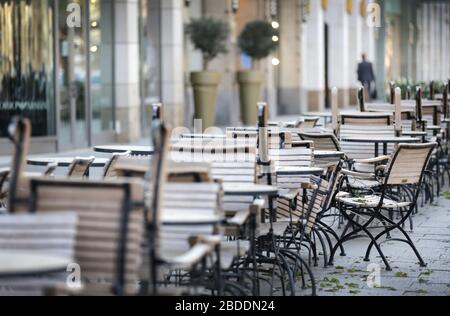 Düsseldorf, Deutschland. April 2020. Ein geschlossenes Straßencafé an der Königsallee in Düsseldorf. Um das Coronavirus einzudämmen, bleiben die meisten Geschäfte in NRW geschlossen. Kredit: Martin Gerten / dpa / Alamy Live News Stockfoto