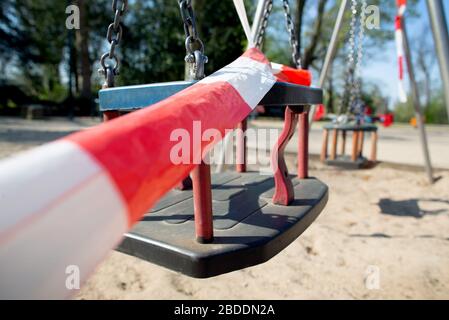 Düsseldorf, Deutschland. April 2020. Ein Spielplatz im Düsseldorfer Hofgarten ist gesperrt. Spielplätze bleiben in NRW geschlossen, um das Coronavirus zu enthalten. Kredit: Martin Gerten / dpa / Alamy Live News Stockfoto