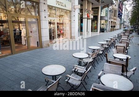 Düsseldorf, Deutschland. April 2020. Ein geschlossenes Straßencafé an der Königsallee in Düsseldorf. Um das Coronavirus einzudämmen, bleiben die meisten Geschäfte in NRW geschlossen. Kredit: Martin Gerten / dpa / Alamy Live News Stockfoto