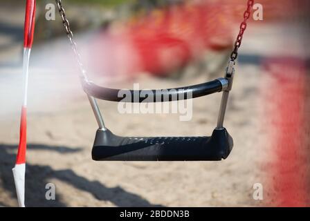 Düsseldorf, Deutschland. April 2020. Ein Spielplatz im Düsseldorfer Hofgarten ist gesperrt. Spielplätze bleiben in NRW geschlossen, um das Coronavirus zu enthalten. Kredit: Martin Gerten / dpa / Alamy Live News Stockfoto