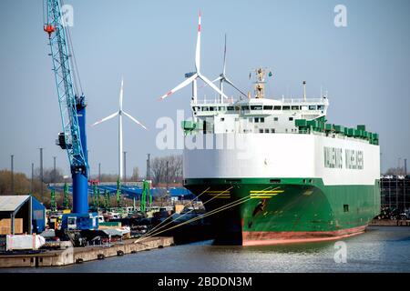 In Bremen. April 2020. Ein Autotransportschiff der Norwegisch-schwedischen Schiffahrtsgesellschaft Wallenius Wilhelmsen Logistics ist auf einem Kai im Hafengebiet vermauert. Credit: Hauke-Christian Ditrich / dpa / Alamy Live News Stockfoto