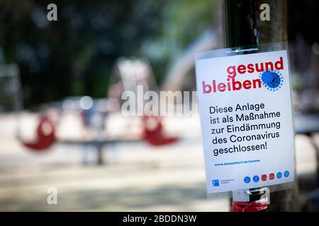 Düsseldorf, Deutschland. April 2020. Ein Spielplatz im Düsseldorfer Hofgarten ist gesperrt. Spielplätze bleiben in NRW geschlossen, um das Coronavirus zu enthalten. Kredit: Martin Gerten / dpa / Alamy Live News Stockfoto