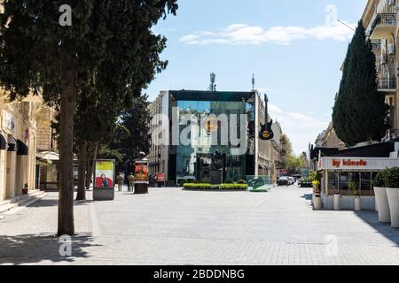 Baku, Aserbaidschan - 8. April 2020. Blick auf die menschenleere Straße Mammadamin Rasulzada in Baku, Richtung aserbisches Kino und Natavan-Denkmal, in der folge Stockfoto