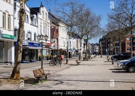 23.03.2020, Viersen, Nordrhein-Westfalen, Deutschland - Kontaktverbot wegen Corona-Pandemie, am Montag menschenleere Einkaufsstraße mit geschlossenen Geschäften und RE Stockfoto