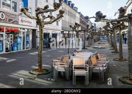 23.03.2020, Viersen, Nordrhein-Westfalen, Deutschland - Kontaktverbot wegen Corona-Pandemie, am Montag menschenleere Einkaufsstraße mit geschlossenen Geschäften im Stockfoto