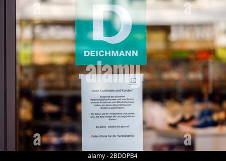 27.03.2020, Essen, Nordrhein-Westfalen, Deutschland - Coronakrise, geschlossene Geschäfte und Restaurants an der Ruettenscheider Straße, hier eine Deichmann-Filiale 00X Stockfoto