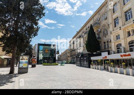 Baku, Aserbaidschan - 8. April 2020. Blick auf die menschenleere Straße Mammadamin Rasulzada in Baku, Richtung Aserbaidschanisches Kino und Natavan-Denkmal, in folge von q Stockfoto