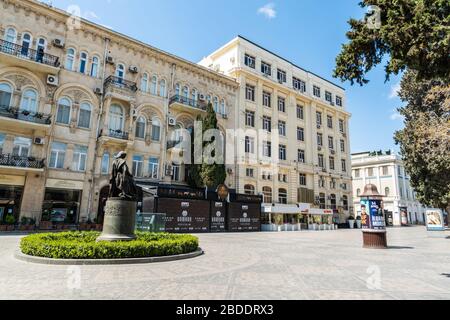 Baku, Aserbaidschan - 8. April 2020. Blick auf die menschenleere Straße Mammadamin Rasulzada in Baku, mit Natavan-Denkmal, nach Quarantänemaßnahmen Impos Stockfoto