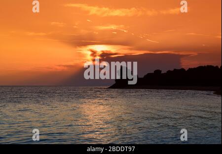 Wunderschöne Landschaft mit Sonnenuntergang am Meer Stockfoto