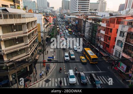 Bangkok, Thailand - 13. Februar 2018: Der Verkehr bewegt sich langsam entlang einer belebten Straße von Bangkok, Thailand. Stockfoto