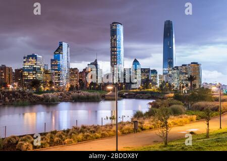 Skyline von Gebäuden in den Bezirken Las Condes, Vitacura und Providecnia in Santiago de Chile Stockfoto