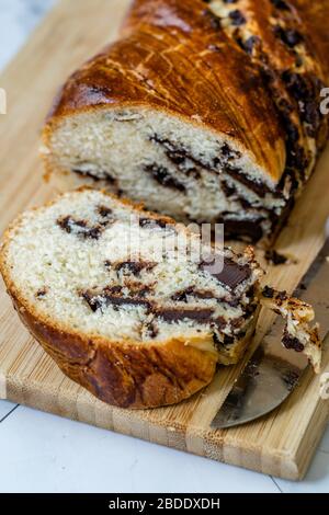 Süße Hausgemachte Schokolade Babka Brot Kuchen / Cozonac Swirl Sourdough Brioche. Traditionelle Bäckerei Stockfoto