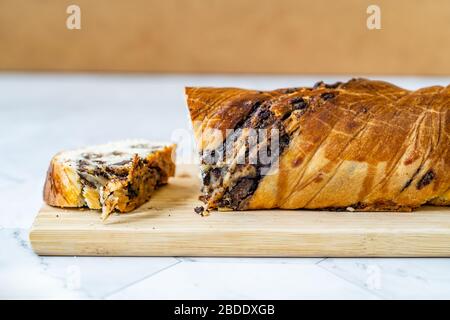 Süße Hausgemachte Schokolade Babka Brot Kuchen / Cozonac Swirl Sourdough Brioche. Traditionelle Bäckerei Stockfoto