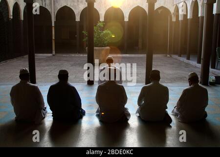Bangladeschische Muslime nehmen während der Coronavirus-Krise in Dhaka an gebeten in einer Moschee Teil.Bangladesch suspendierte alle Gebete, einschließlich Freitagskongregationen, in Moscheen im Rahmen der Bemühungen, die Verbreitung von COVID-19 einzudämmen. Es wurde klargestellt, dass fünf Männer, der Imam (Betleiter), Muezzin (Person, die andere zu gebeten aufruft) und drei weitere Moscheebeamte täglich in Moscheen beten dürfen. Stockfoto