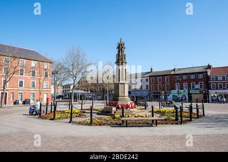 Market Square in Retford Town Center, während der Sperrung von Covid-19 im April 2020 in Nottinghamshire England UK erobert Stockfoto