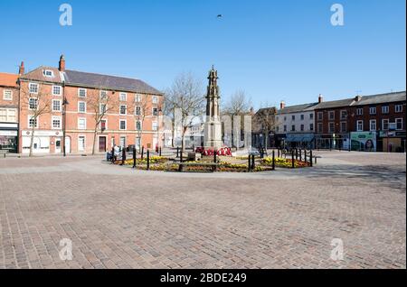 Market Square in Retford Town Center, während der Sperrung von Covid-19 im April 2020 in Nottinghamshire England UK erobert Stockfoto