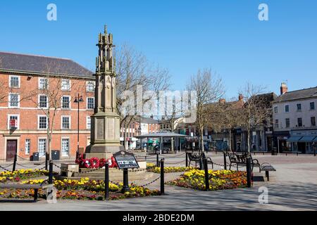 Market Square in Retford Town Center, während der Sperrung von Covid-19 im April 2020 in Nottinghamshire England UK erobert Stockfoto