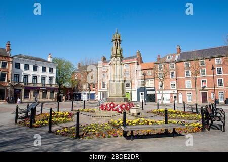 Market Square in Retford Town Center, während der Sperrung von Covid-19 im April 2020 in Nottinghamshire England UK erobert Stockfoto