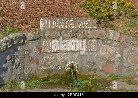 JENNYS WELL PORTKNOCKIE MORAY SCOTLAND WASSER, DAS AUS DEM AUSLAUF STRÖMT Stockfoto