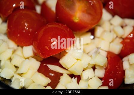 Gemüsesalat in Scheiben geschnittene Tomaten und Zwiebeln. Nahaufnahme Stockfoto