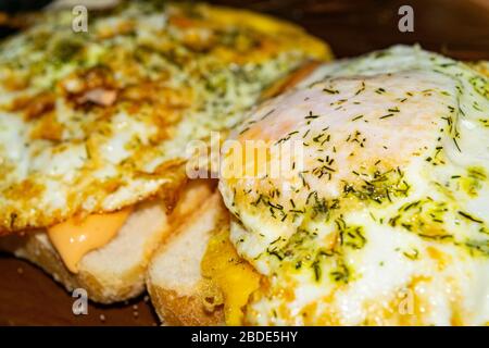 Sandwiches aus Weizenbrot, Soße und Spiegelei mit Dill. Nahaufnahme Stockfoto