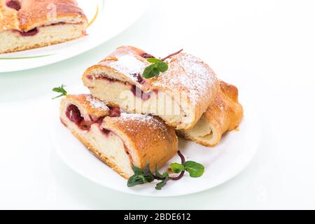 Süß gebackener Hefekuchen mit Beeren isoliert auf weißem Hintergrund Stockfoto