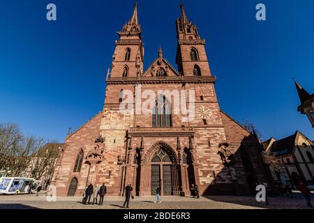 Die Vorderseite des Basler Doms, Basel, Schweiz. Februar 2020. Stockfoto