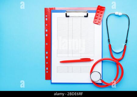 Arzttermin. Stethoskop, Tablette, medizinische Dokumente am Arbeitsplatz der Ärzte in der Klinik langes blaues Banner. Konzept Medizin Gesundheitswesen, Forschung Stockfoto