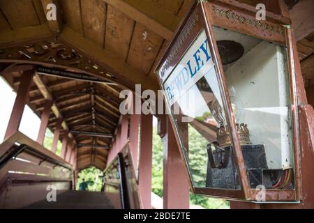 Blick in die Fußgängerbrücke am Bewdley Vintage Bahnhof auf der Severn Valley Railway Heritage Line, Großbritannien. Stockfoto