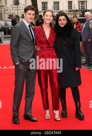 Die britische Premiere von "RADIOAKTIV" fand auf der Curzon Mayfair statt - Ankunftshalle mit: Rosamund Pike, Marjane Satrapi, Sam Riley Where: London, Großbritannien Wenn: 08. März 2020 Kredit: Mario Mitsis/WENN.com Stockfoto