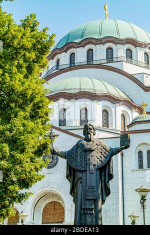 Statue des Heiligen Sava vor der riesigen orthodoxen Kirche in seinem Namen, im 20. Jahrhundert im byzantinischen Stil erbaut. Belgrad, Serbien. Mai 2017. Stockfoto