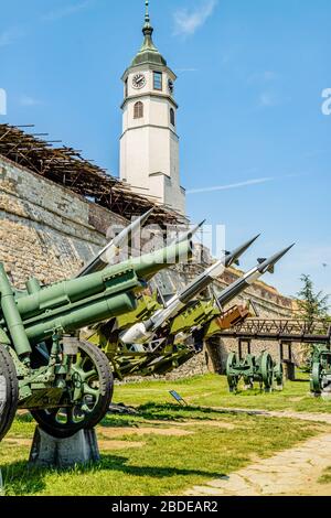 Waffen im Militärmuseum in der Festung Kalamegdan, Belgrad, Serbien. Mai 2017. Stockfoto