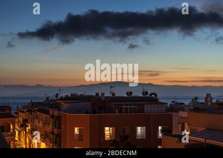 Dämmerungshimmel über La Gomera von Playa San Juan, auf Tenera, auf den Kanarischen Inseln, in Spanien Stockfoto