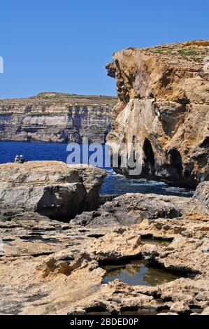 Die Küste bei Dwejra, auf der Insel Gozo in Malta und die ehemalige Position des Azure Window, ein Naturbogen, bis zu seinem Zusammenbruch 2017. Stockfoto