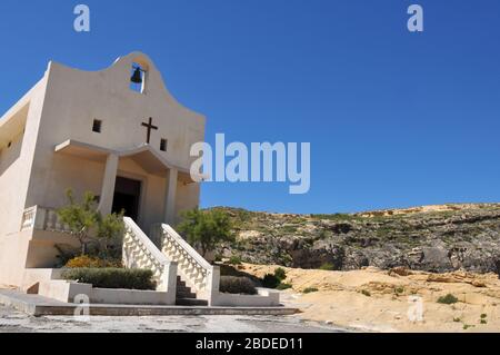 St. Anne Kapelle in Dwejra auf der Insel Gozo, Malta, eröffnet 1963. Die Kapelle steht an einem beliebten Ort für Besucher an der Mittelmeerküste. Stockfoto