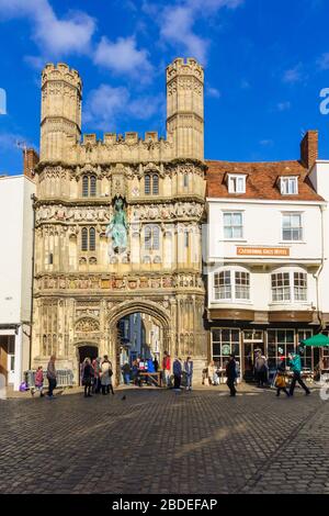 Canterbury, Großbritannien - 20. Februar 2013: Straßenszene mit dem Christchurch Gate der Kathedrale, Einheimischen und Besuchern, in Canterbury, Kent, England, Unite Stockfoto