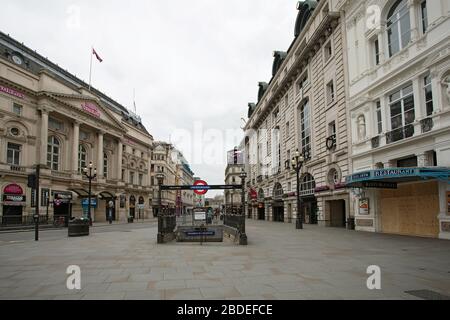 Leere Straßen rund um die Piccadilly U-Bahn-Station im Zentrum Londons während der Covid - 19 Virus Sperre, Blick auf Leicester Square, Coventry Street Stockfoto